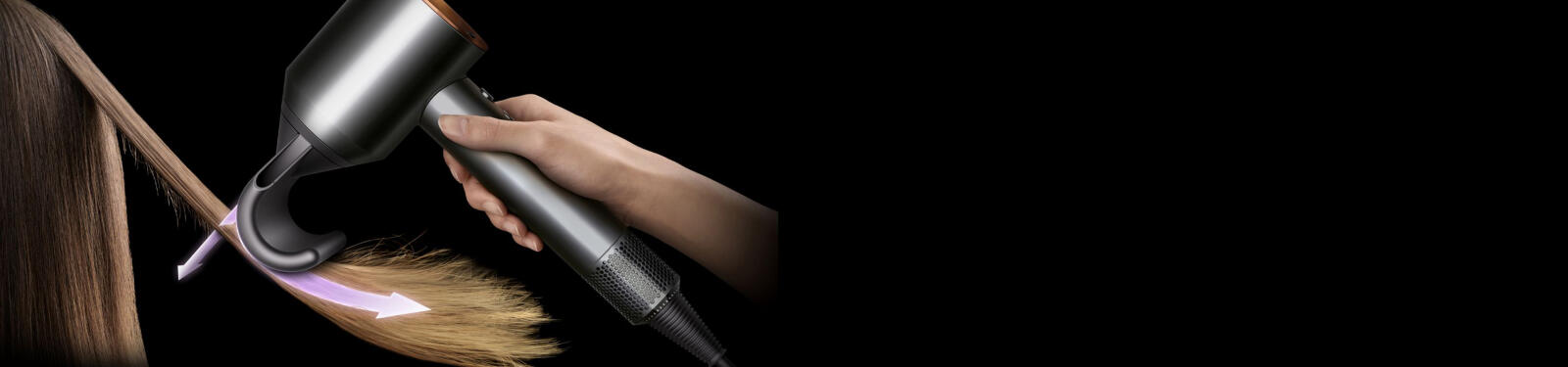 Hand houdt haardroger, blaast lucht op bruin haar tegen zwarte achtergrond.