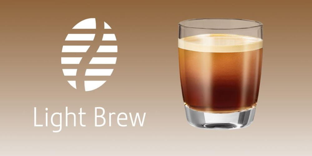 Glas met koffie en logo en tekst "Light Brew" op bruine achtergrond.