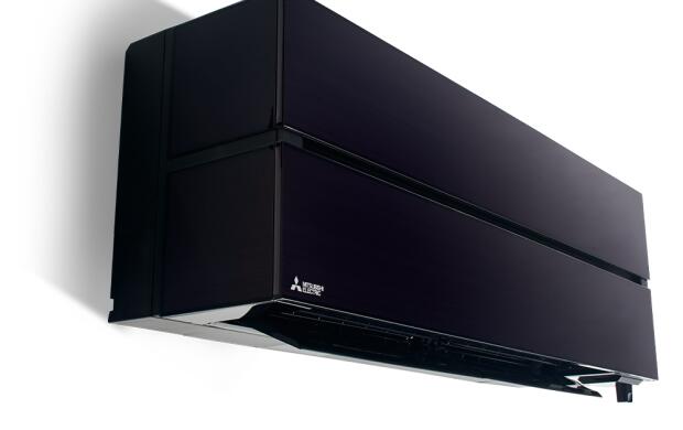 Zwarte wand-airconditioner met het Mitsubishi Electric logo erop, gemonteerd aan een muur.