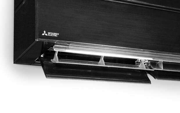Zwarte airconditioner unit van Mitsubishi Electric met open luchtroosters.