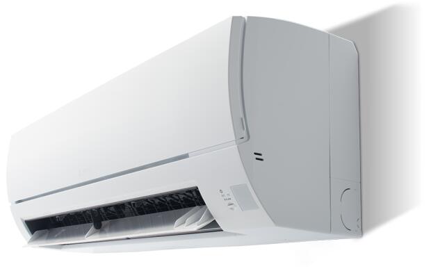 Een witte muur gemonteerde airconditioner met open ventilatierooster.
