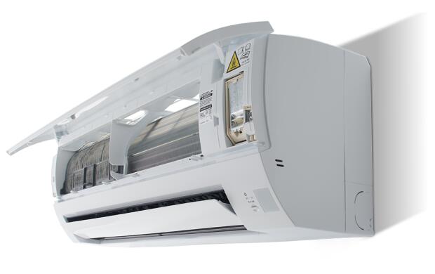 Een opengeklapte airconditioner aan de muur met zichtbaar binnenmechanisme en luchtfilters.