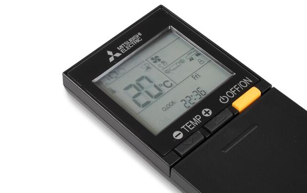 Een digitale afstandsbediening van Mitsubishi Electric met temperatuur- en tijdsweergave.