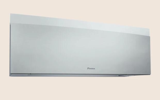 Wandgemonteerde airconditioner van het merk Daikin op een neutrale achtergrond.