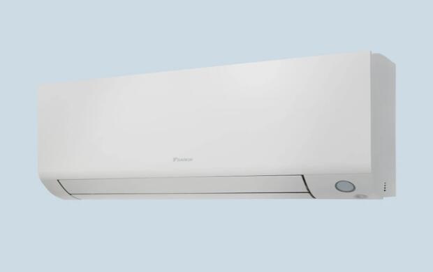 Wit airconditioner unit aan een lichtblauwe achtergrond.