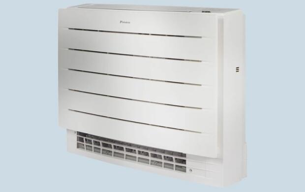 Witte airconditioner tegen een lichtblauwe achtergrond.