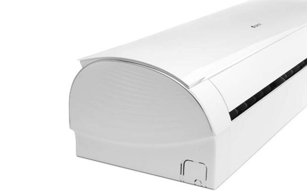 Wit wandmodel airconditioner, met ventilatieopeningen aan de zijkant en een strak en modern ontwerp.