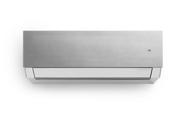 Een moderne wandgemonteerde airconditioner met een minimalistisch ontwerp en metalen afwerking.