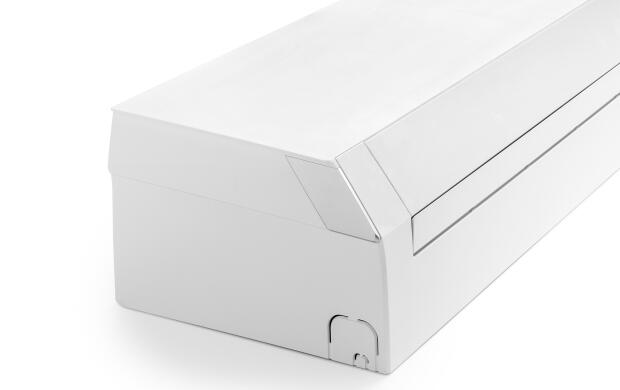 Een witte, rechthoekige doos met een schuin deksel op een witte achtergrond.