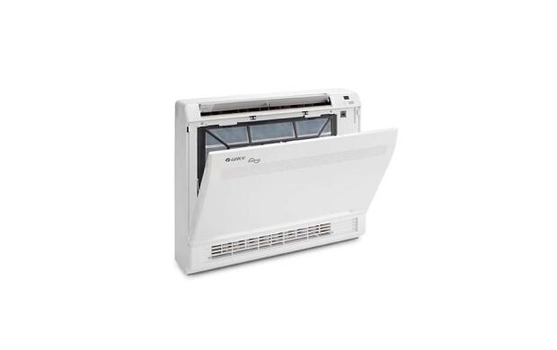 Wit airconditioningapparaat met open voorklep en zichtbare filters.