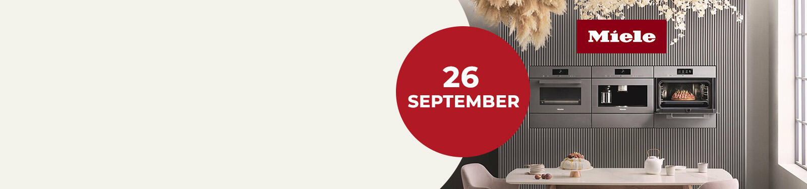 Keuken met Miele-apparaten, eettafel, decoratieve planten en datum "26 september".
