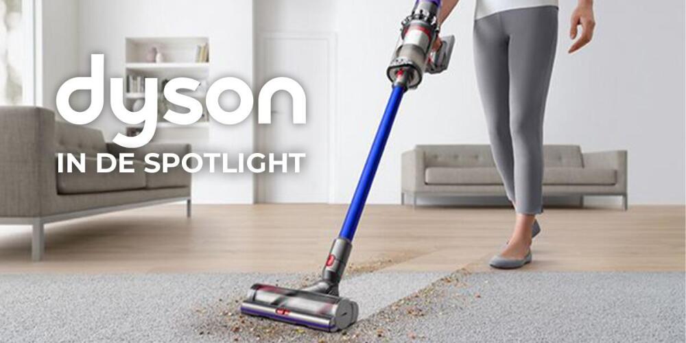 Persoon stofzuigt op een tapijt in een moderne woonkamer met een Dyson stofzuiger.
