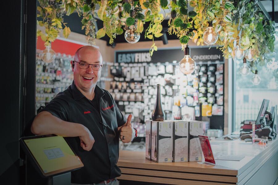 Dhl zuil servicebalie en medewerker