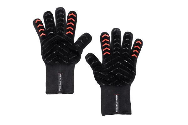 Zwarte handschoenen met rode chevronstrepen en een merklabel, geschikt voor grip en bescherming.