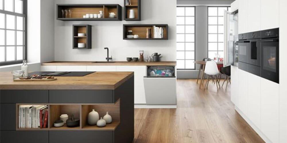 Moderne keuken met houten elementen, ingebouwde apparatuur, open planken en een keukeneiland.