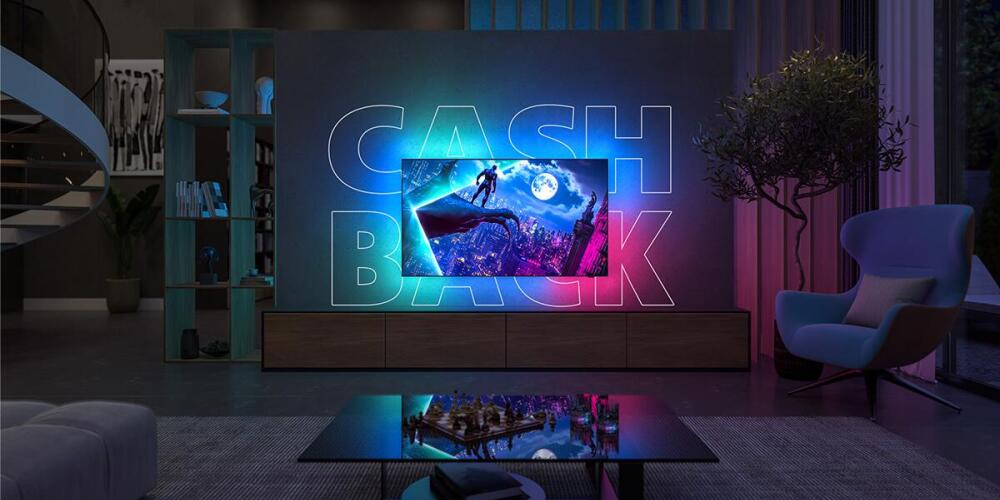Woonkamer met moderne inrichting, grote tv aan de muur en de tekst "CASH BACK" op de achtergrond.