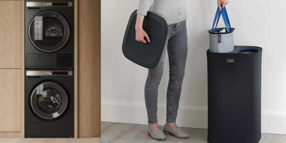 Links een stapel wasmachines, rechts een persoon met mand en wasmand.