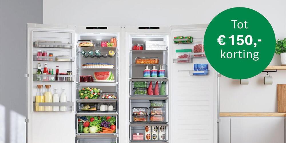 Openstaande koelkast vol met eten, met een groene cirkel met tekst over korting.