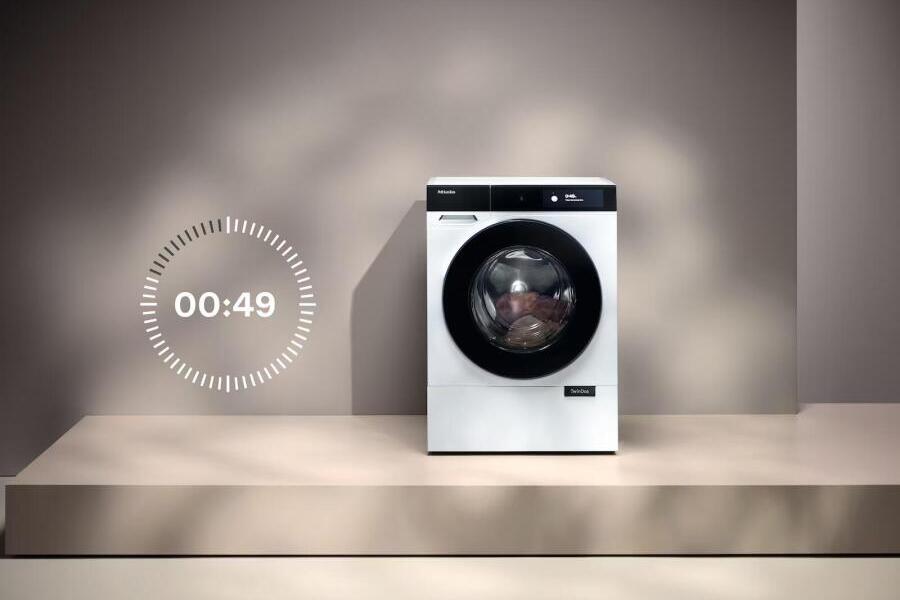 Een witte wasmachine met een digitale timer die 49 seconden aangeeft.