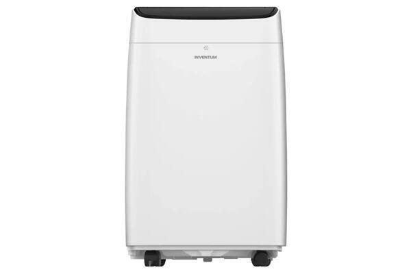 Witte draagbare airconditioner met wieltjes aan de onderkant.