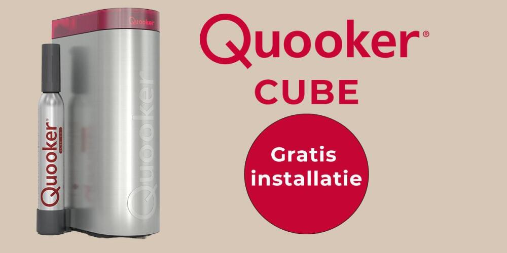 Quooker Cube met cilinder en tekst "Gratis installatie" op een beige achtergrond.