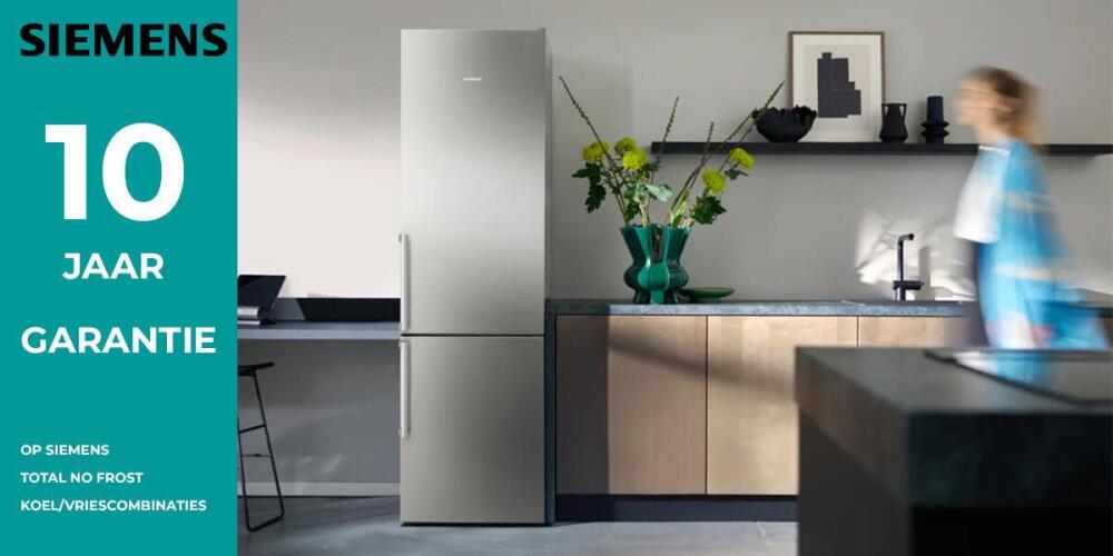 Koelkast in moderne keuken met bloemen, Siemens logo en 10 jaar garantie vermeld.