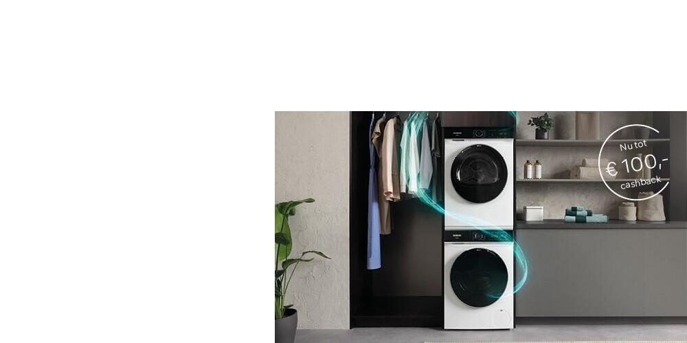Wasmachine en droger gestapeld naast een kast met kleren en cashback-aanbieding.