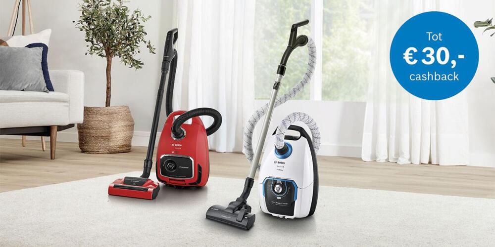 Twee stofzuigers in een huiskamer met een cashback-aanbieding van maximaal 30 euro.