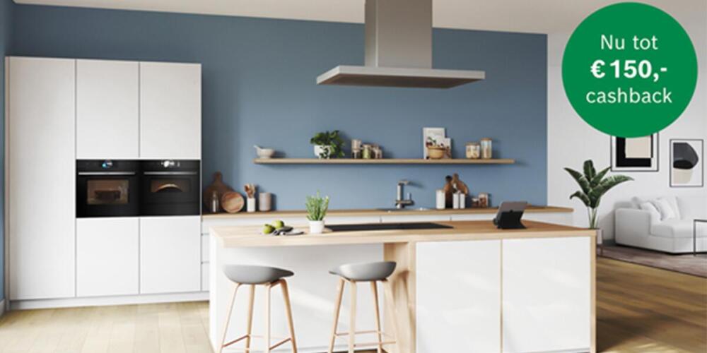 Moderne keuken met een kookeiland, houten vloer en blauwe muur, inclusief cashback-aanbieding.