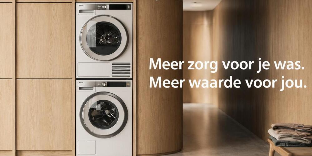 Wasmachine en droger gestapeld tegen een houten muur met tekst over waszorg.