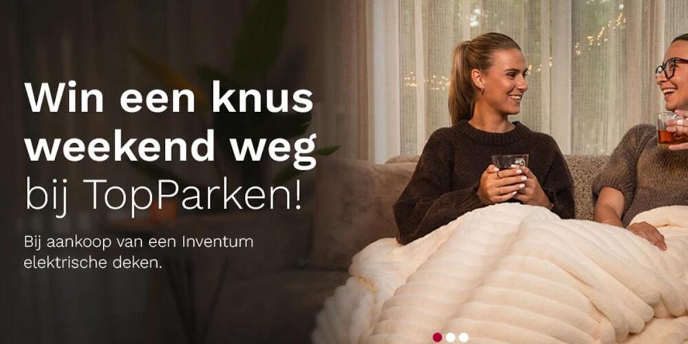 Twee personen op een bank onder een deken, met tekst over een weekend weg winnen bij TopParken.