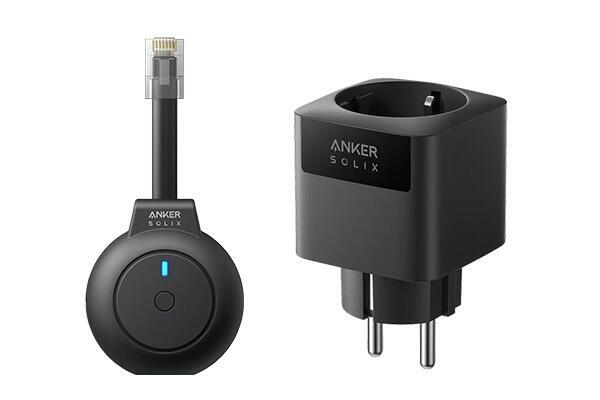 Zwarte Anker Solix-module met ronde voorkant en kabel, naast een stekkeradapter met ingebouwd stopcontact.